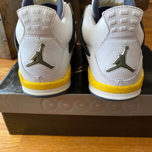 {Sold} Air Jordan 4 Retro, Tour Yellow - Picture 4 of 12